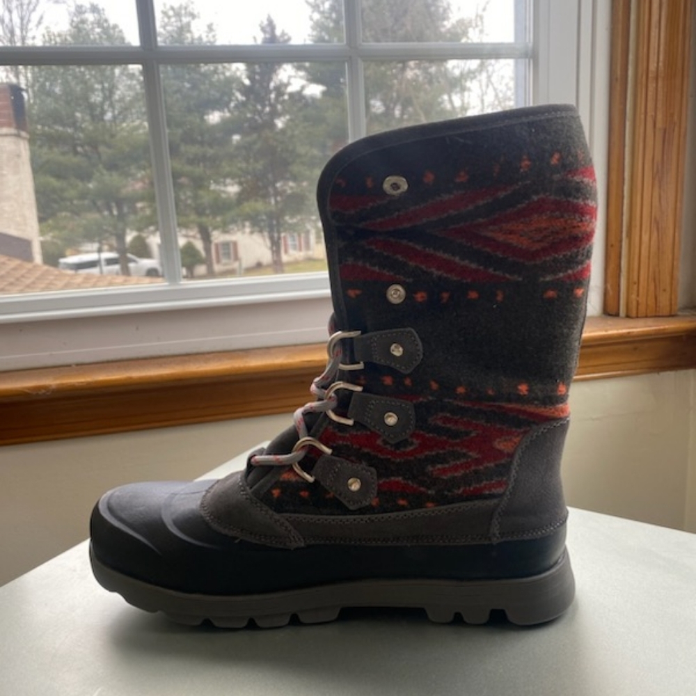 Baretraps Yaegar snow boots women's size 10